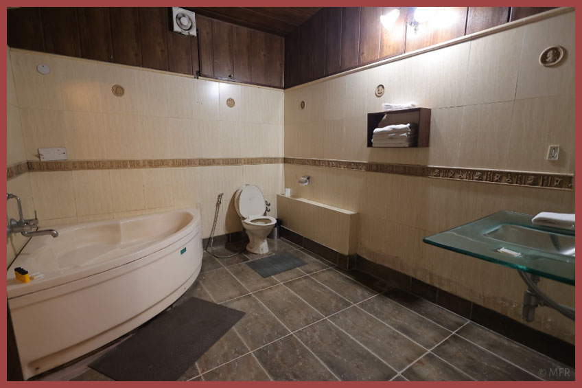 The Primula Room - en suite bath